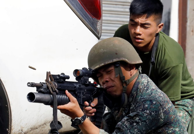 Lính thủy đánh bộ Philippines tham chiến ở Marawi ngày 30-5 - Ảnh: Reuters