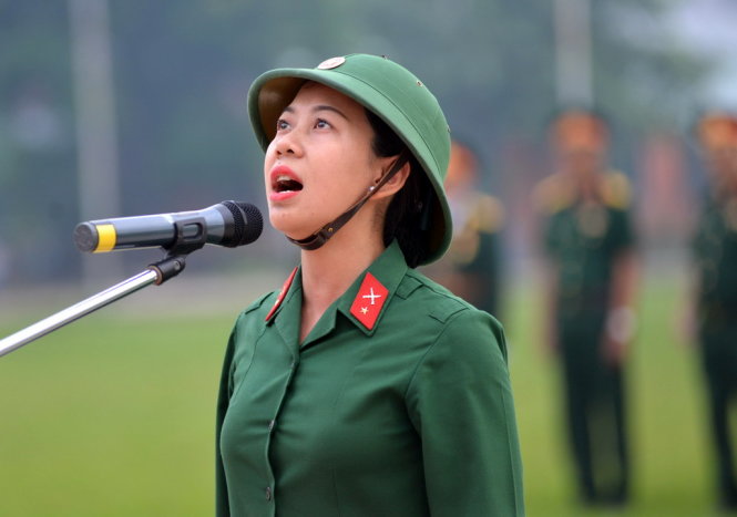 Chiến sĩ Chung Thị Cẩm Hồng (TP.HCM), đại diện cho 100 nữ chiến sĩ đọc 10 lời thề quân nhân- Ảnh: DUYÊN PHAN