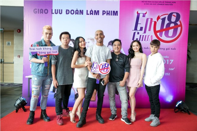 Đoàn phim Em chưa 19 và đạo diễn Lê Thanh Sơn (thứ 3 từ phải qua) trong ngày giới thiệu bộ phim