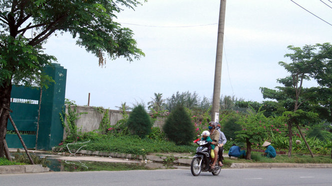 Dù được phê duyệt mở lối xuống biển cho dân nhưng tất cả chỉ mới dừng lại ở lời hứa. Trong ảnh điểm dự kiến mở lối xuống biển - Ảnh: Hữu Khá