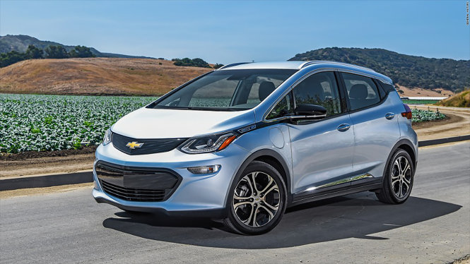 Chiếc Chevrolet Bolt, một sản phẩm mang tính đột phá thị trường xe hơi điện giá phải chăng của hãng General Motors - Ảnh: CNN