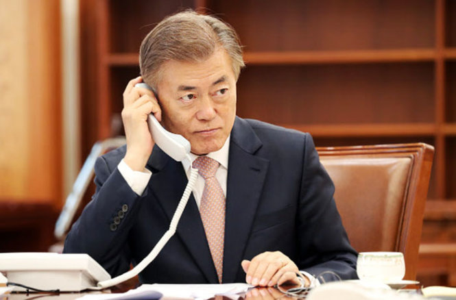 Tổng thống Hàn Quốc Moon Jae-in điện đàm với thủ tướng Nhật Bản Shinzo Abe - Ảnh: Chosun