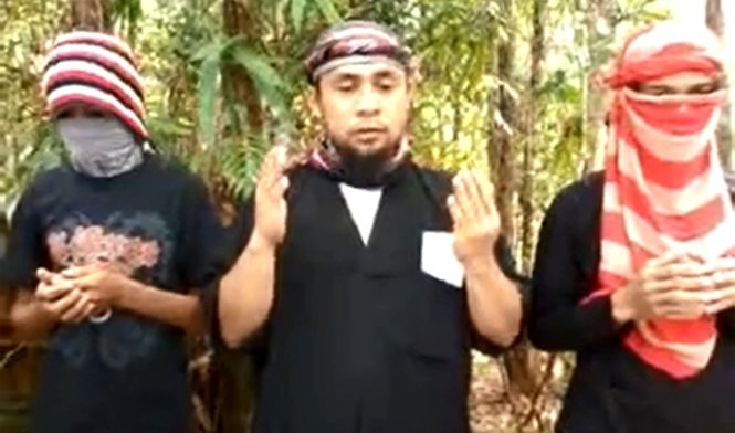 Isnilon Hapilon (giữa) xưng thủ lĩnh IS ở Philippines - Ảnh: YouTube
