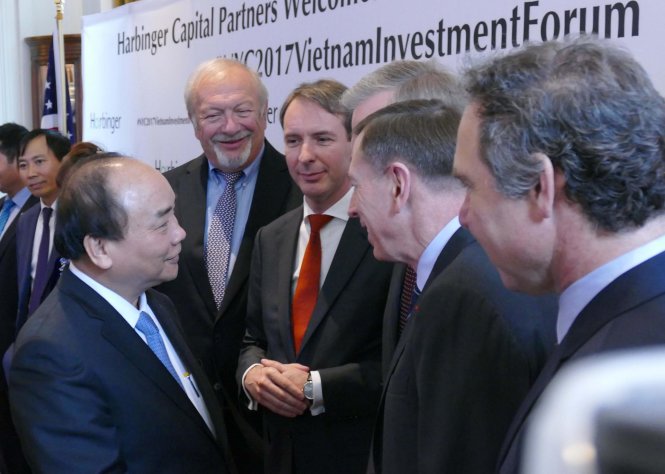 Thủ tướng Nguyễn Xuân Phúc và các nhà đầu tư tại cuộc tọa đàm ngày 30-5 Ảnh: LÊ KIÊN