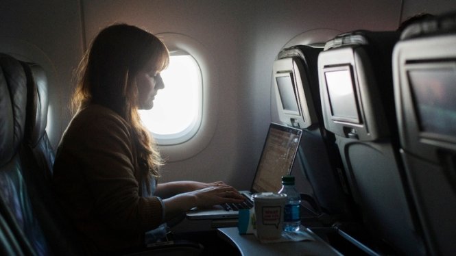 Một hành khách đang sử dụng laptop trên máy bay - Ảnh: Reuters