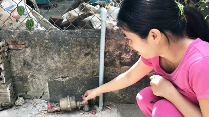 Người dân ở khu vực tổ 16A, khu tái định cư Phước Lý 1, 2 (phường Hòa An, quận Cẩm Lệ, Đà Nẵng) thiếu nước sạch để sử dụng - Ảnh: Đoàn Cường