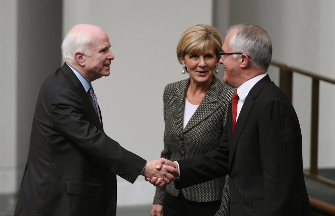 Thượng nghị sĩ Mỹ John McCain (trái) bắt tay với Thủ tướng Úc Malcolm Turnbull ngày 29-5 - Ảnh: Reuters