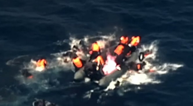 Người di cư nhảy ào xuống biển khi đám cháy bùng lên - Ảnh chụp từ clip