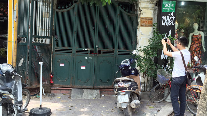 Cổng và các cửa của công ty Thiên Sơn trong sáng 31-5 đều khoá kín khi lãnh đạo công ty làm việc vớ cơ quan công an - Ảnh: HOÀI NAM