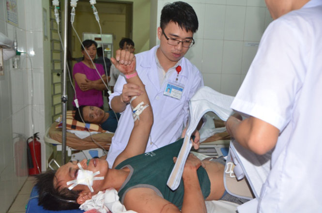 Cấp cứu các nạn nhân tại Trung tâm y tế Móng Cái - ẢNH: Thu Hằng