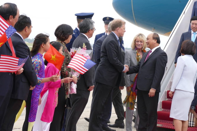 Thủ tướng Nguyễn Xuân Phúc (thứ hai từ phải sang) bắt tay đại diện của Hoa Kỳ - Ảnh: LÊ KIÊN
