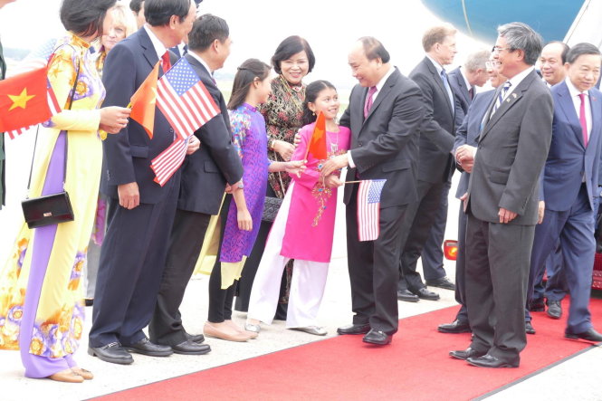Thủ tướng được chào đón ở chân cầu thang máy bay - Ảnh: LÊ KIÊN