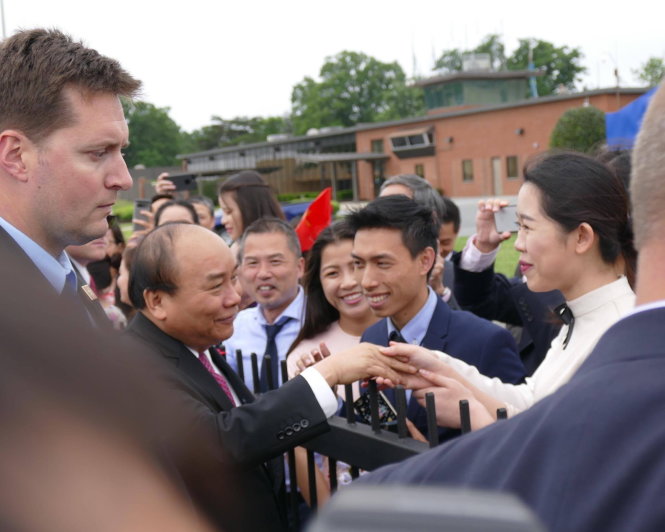 Thủ tướng Nguyễn Xuân Phúc (thứ hai từ trái sang) gặp gỡ kiều bào chờ đón - Ảnh: LÊ KIÊN