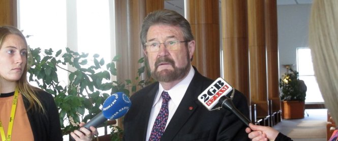 Thượng nghị sĩ độc lập Derryn Hinch, người tham gia soạn thảo dự luật cấm xuất cảnh với tội phạm có tiền án ấu dâm ở Úc - Ảnh: AP