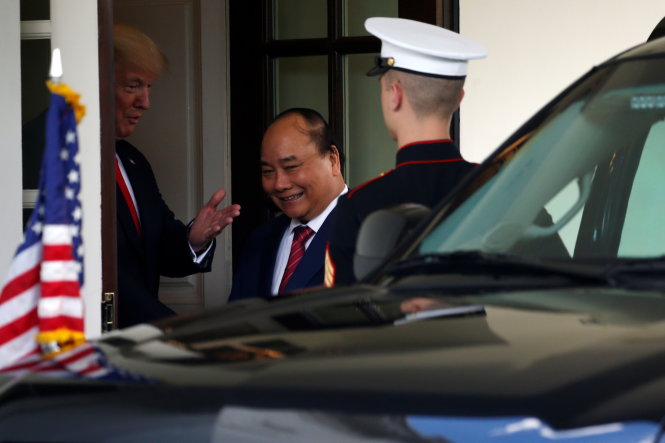 Hai lãnh đạo thân mật chia tay ở cửa khu nhà làm việc của Nhà Trắng sau cuộc hội đàm chiều 31-5 - Ảnh: Reuters