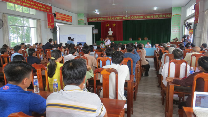 Hàng trăm người dân 5 xã và thị trấn dọc sông Cù Lao Giêng tại cuộc họp lấy ý kiến - Ảnh: ĐỨC VỊNH