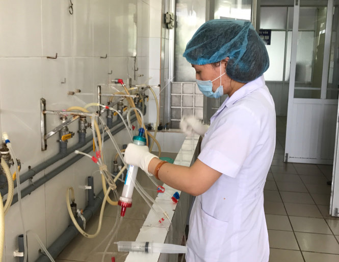 Rửa quả lọc của bệnh nhân tại khoa thận nhân tạo Bệnh viện Bạch Mai             - Ảnh: L.Anh