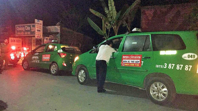 Các tài xế hãng xe taxi Mai Linh vây bắt đối tượng cướp xe taxi trong đêm - Ảnh: Châu Thành