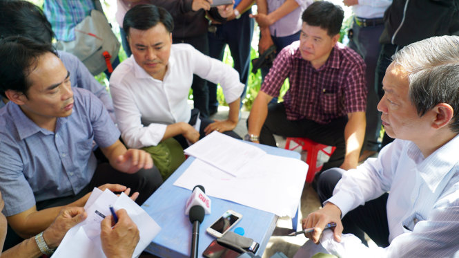 Lãnh đạo TP.HCM họp bàn với để đưa ra biện pháp khắc phục sự cố sạt lở trong vòng 5 ngày - Ảnh: Hữu Thuận