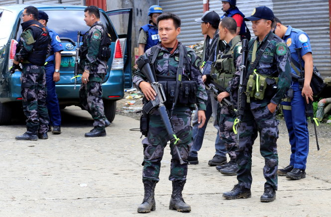 Lực lượng cảnh sát lập chốt gác ở làng Sarimanok thuộc TP Marawi ngày 31-5 - Ảnh: Reuters