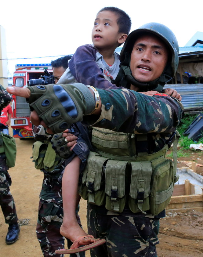 Binh sĩ Philippines tham gia giúp dân thường di tản khỏi nơi có nguy cơ giao tranh - Ảnh: Reuters