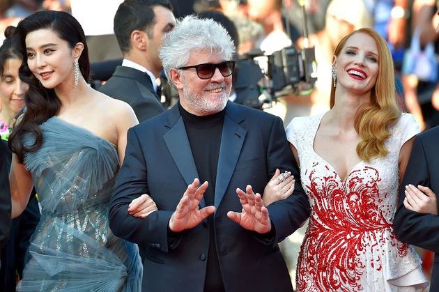Phạm Băng Băng cùng chủ tịch giám khảo Pedro Almodóvar và thành viên giám khảo Jessica Chastain tại Cannes lần thứ 70 - Ảnh: Sina