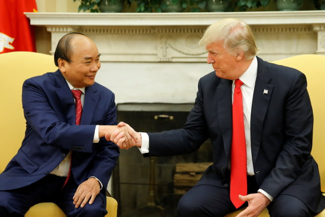 Tổng thống Donald Trump (phải) bắt tay thủ tướng Nguyễn Xuân Phúc tại Phòng Bầu dục ở Nhà Trắng trước khi bước vào hội đàm chiều 31-5 - Ảnh: Reuters