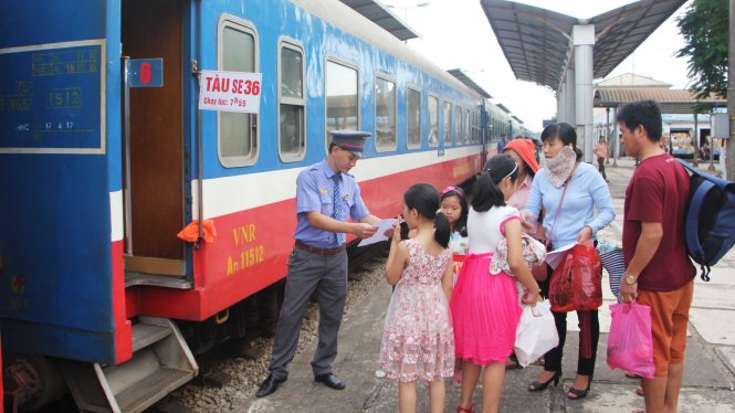Hành khách lên tàu SE36 sáng 1-6 tại ga Vinh đi Hà Nội - Ảnh: D.Hòa