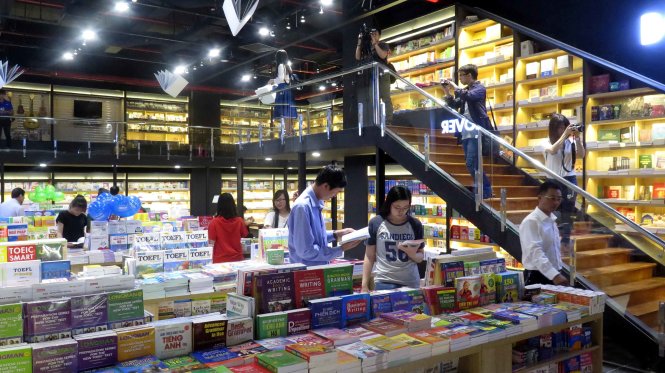 Khu vực bày sách thành 2 tầng tại Phương Nam Book City - Ảnh: L.Điền