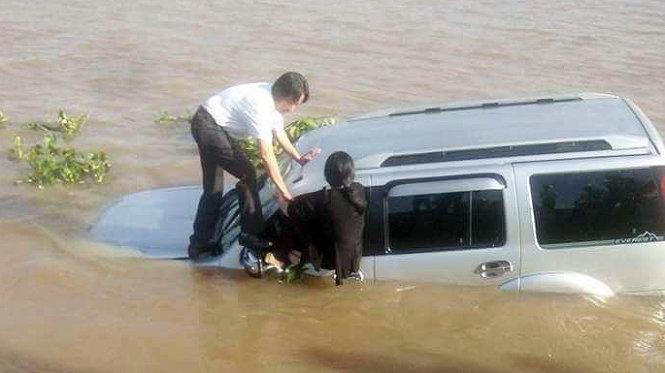 Ôtô sau cú tông nhân viên phà thì rơi xuống sông Hậu - Ảnh: CTV