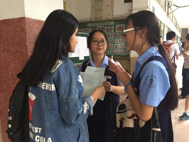 Học sinh trao đổi sau giờ thi tại điểm thi Trường THPT Nguyễn Khuyến (Q.10) - Ảnh: Phương Nguyễn