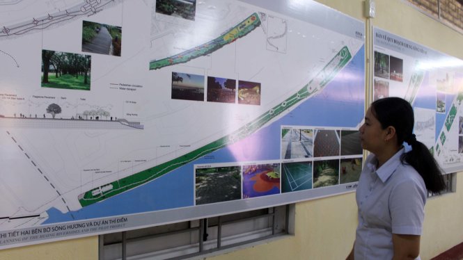 Một người dân Tp Huế xem các bản vẽ quy hoạch chi tiết hai bờ sông Hương - Ảnh. Xuân Đào