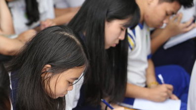 Học sinh lớp 9 Trường THCS Lê Lợi, Q.3, TP.HCM, ôn thi môn văn, chuẩn bị cho kỳ thi tuyển sinh lớp 10 - Ảnh: Như Húng