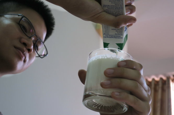 Học sinh uống sữa nhiều giúp tăng chiều cao - Ảnh: T.T.D.