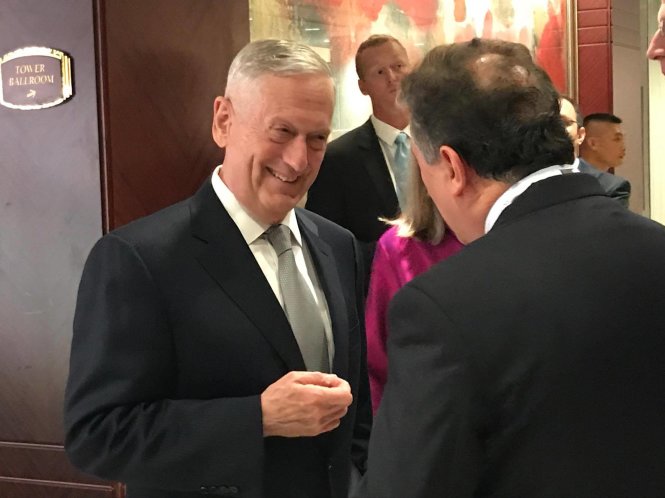 Bộ trưởng Quốc phòng Mỹ Mattis trò chuyện với các đại biểu trước khi tham dự lễ khai mạc Đối thoại Shangri-La lần 16 tại Singapore tối 2-6 - Ảnh: Quỳnh Trung