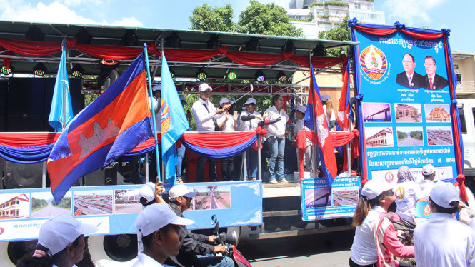 Dàng hòa nhạc trên đường phố trong đoàn tuần hành của đảng CPP tạo nên sự tươi trẻ, thu hút sự chú ý của cử tri