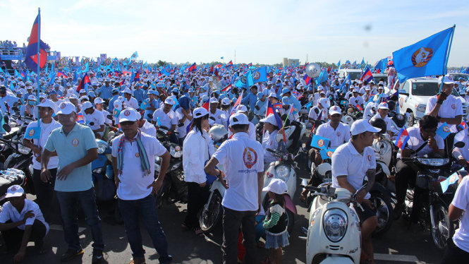 Hàng trăm ngàn người ủng hộ đảng Nhân dân Campuchia (CPP) tuần hành kéo dài nhiều cây số ở thủ đô Phnom Penh - Ảnh: TIẾN TRÌNH