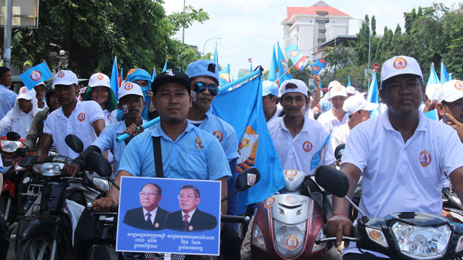 Người ủng hộ Thủ tướng Hun Sen diễu  hành trên đường phố - Ảnh: TIẾN TRÌNH