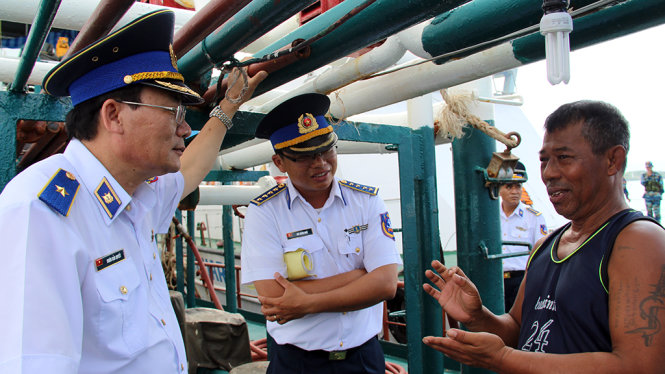 Thiếu tướng Doãn Bảo Quyết (trái) - phó chính ủy Cảnh sát biển VN - trực tiếp lấy lời khai của thuyền trưởng tàu nước ngoài buôn lậu dầu - Ảnh: Duy Khánh