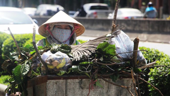 Chị Nguyễn Thị Tâm - công nhân môi trường làm việc từ 13h30 chiều 2-6 cho biết chị rất mệt mỏi khi phải làm việc dưới thời tiết nắng nóng - Ảnh: Doãn Hòa