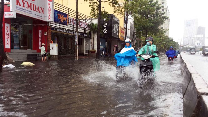 Làn xe máy trên đường Nguyễn Hữu Cảnh, Q.Bình Thạnh bị ngập lênh láng sau mỗi cơn mưa  - Ảnh: Lê Phan