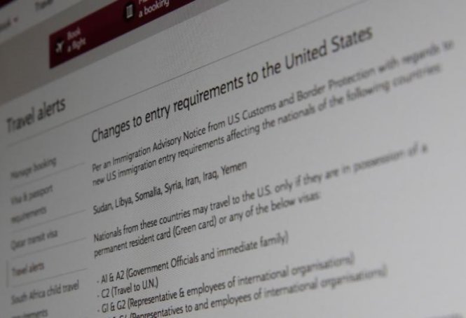 Trang tư vấn du lịch của hãng Qatar Airways khuyến cáo khách du lịch từ các nước Hồi giáo trong sắc lệnh cấm nhập cảnh của Mỹ cần có thẻ xanh hoặc thị thực ngoại giao để vào đất Mỹ - Ảnh: Reuters