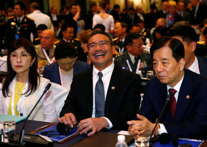 Bộ trưởng quốc phòng Malaysia, ông Datuk Seri Hishammuddin Hussein, cười khi ngồi cạnh Bộ trưởng quốc phòng Nhật Bản Tomomi Inada và Bộ trưởng quốc phòng Hàn quốc Han Min-koo tại diễn đàn an ninh Shangri-la lần thứ 16 ở Singapore ngày 3-6-2017 - Ảnh: AFP