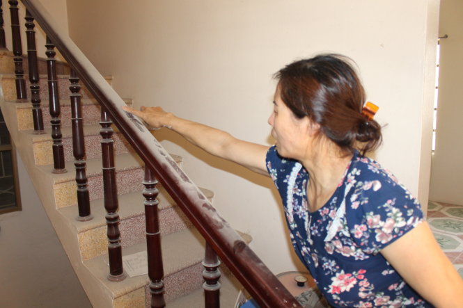 Cầu thang nhà bà Đệ ở tổ 18 phường Trần Phú bụi bám trắng xóa. ảnh : Chí Tuệ