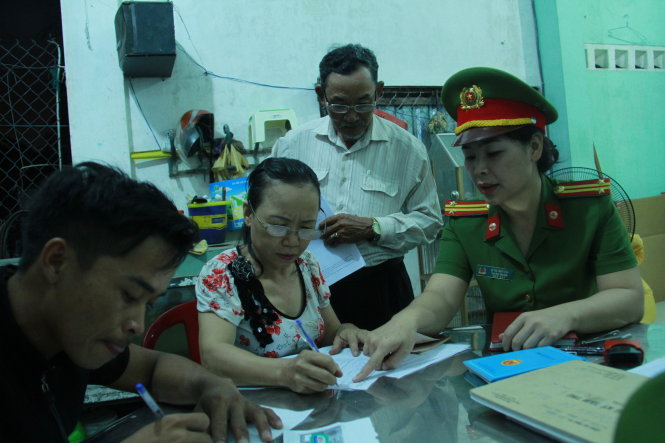 Trung tá Lê Thị Thúy Hòa (bìa phải) nói việc ban đêm về kiểm tra hướng dẫn người dân đăng ký tạm trú sẽ tạo nên hình ảnh thân thiện và có điều kiện để nắm bắt công tác quản lý dân cư - Ảnh: HỮU KHÁ