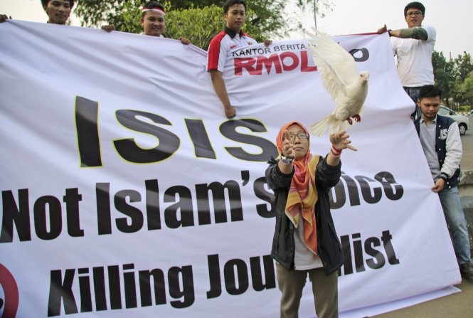 Một phụ nữ Hồi giáo thả chim bồ câu trong biểu tình chống IS ở Jakarta -
 Ảnh: AP