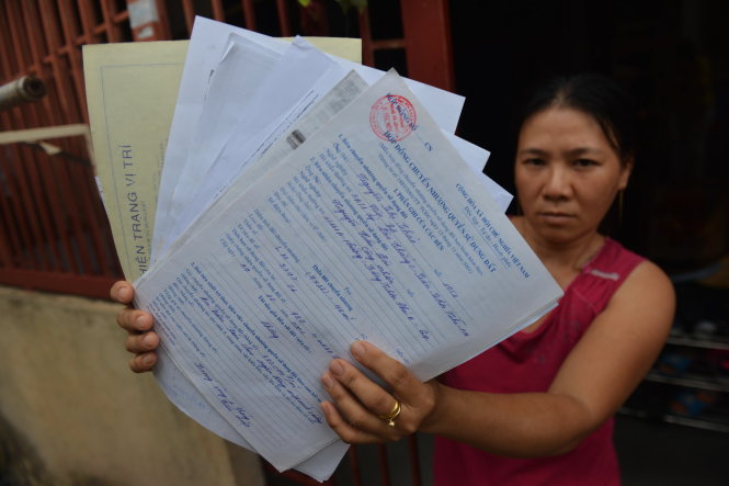 Gần 15 năm qua, vợ chồng chị Nguyễn Thị Xuân Minh (39 tuổi) nộp hồ sơ xin cấp sổ đỏ không được vì chủ đất cho biết đã thế chấp sổ đỏ cũ ở ngân hàng - Ảnh: DUYÊN PHAN