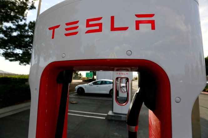 Một chiếc xe hơi Model S của hãng Tesla tại điểm sạc năng lượng ở California - Ảnh: Reuters