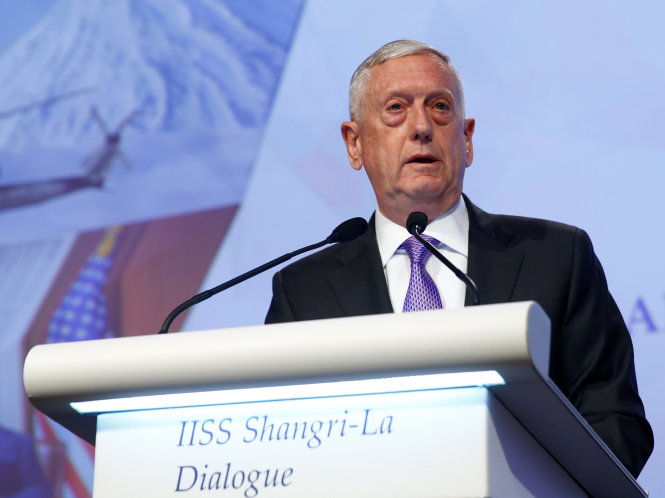 Bộ trưởng Quốc phòng Mỹ James Mattis phát biểu tại Đối thoại Shangri-La ngày 3-6 - Ảnh: Reuters