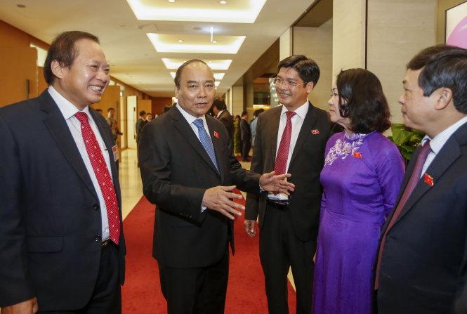 Thủ tướng Nguyễn Xuân Phúc trao đổi với các đại biểu Quốc hội bên lề một phiên họp - ẢNH: Việt Dũng